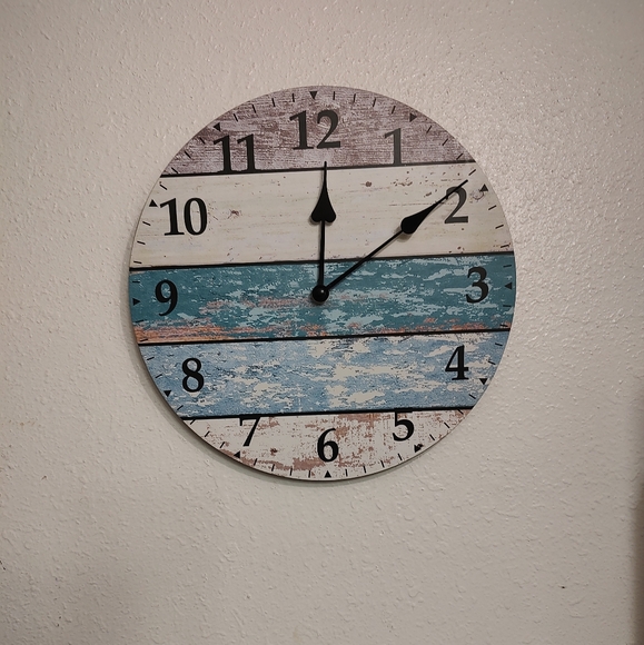 Nautical beach theme clock. - Picture 2 of 7